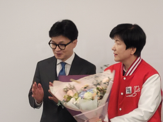 한동훈 국민의힘 비상대책위원장(왼쪽)이 4일 김영주 국회부의장에게 꽃다발을 전달하고 있다. 안소현 기자